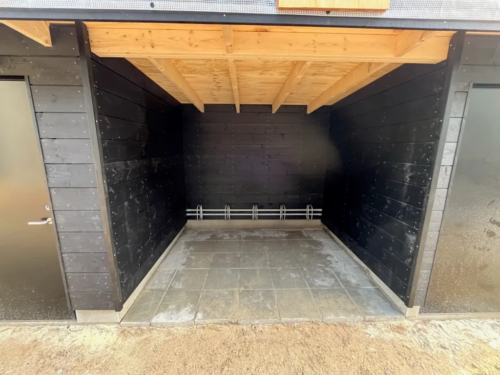 Carport med synlig trækonstruktion og støbt gulv