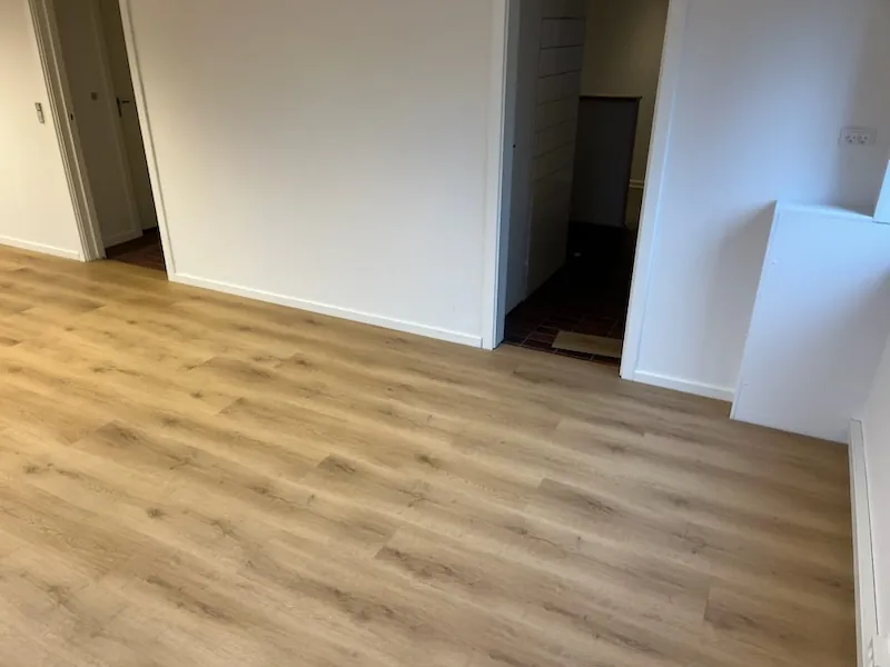 Nyt plankegulv i eg i tomt rum