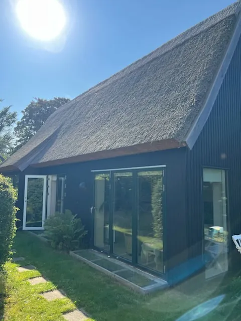Hushjørne med store glaspartier i sort træbeklædning